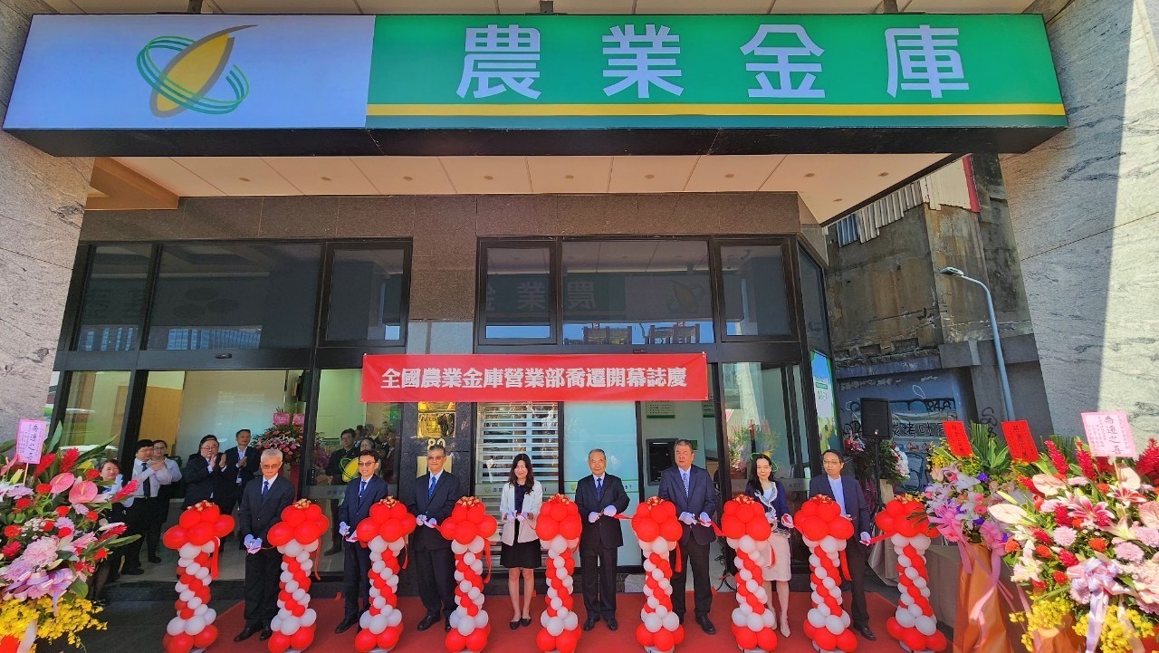 剪綵合照